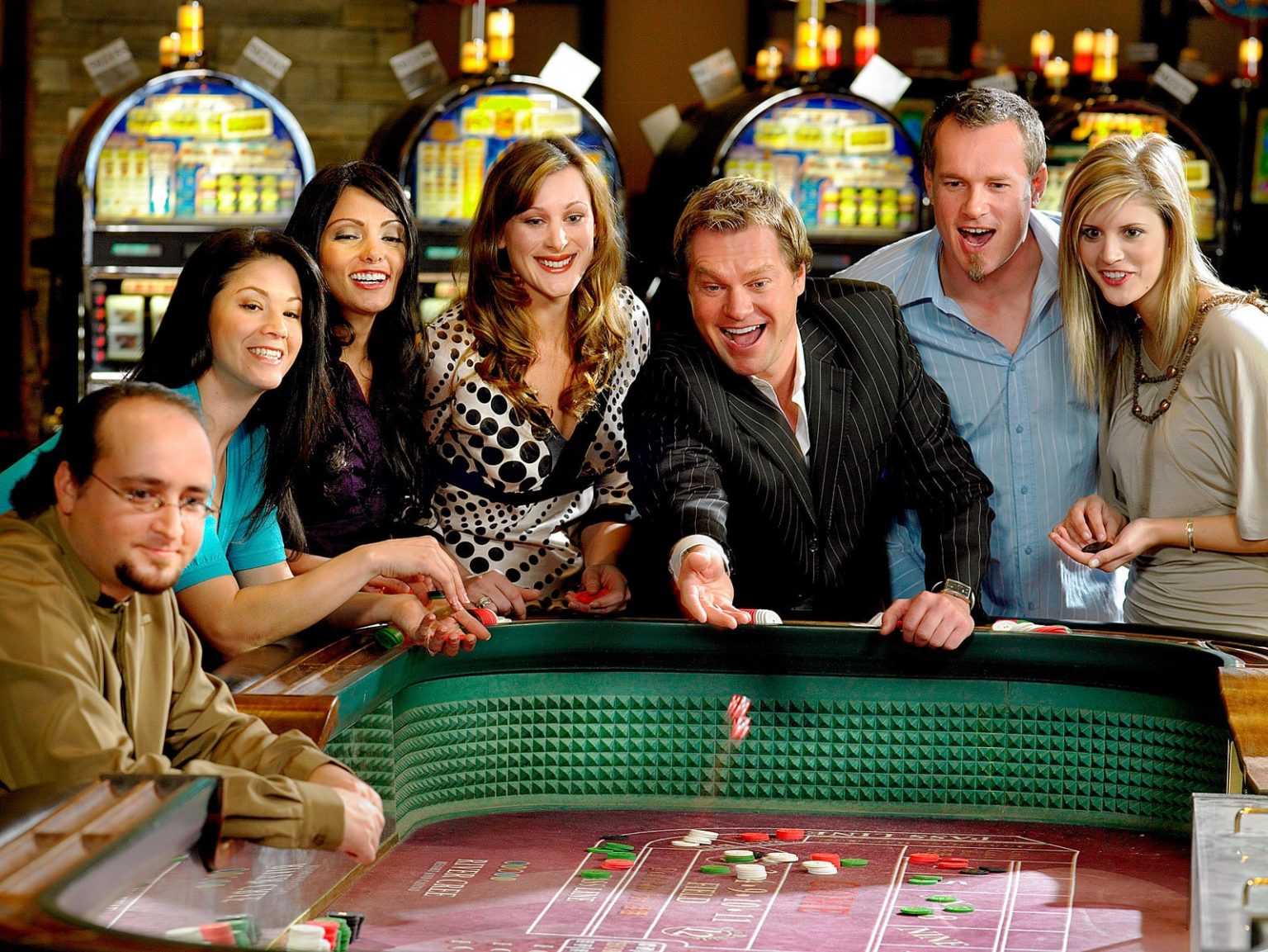 Азартными развлечениями. Кости казино. Посетители казино. Кубики казино. Честное казино.